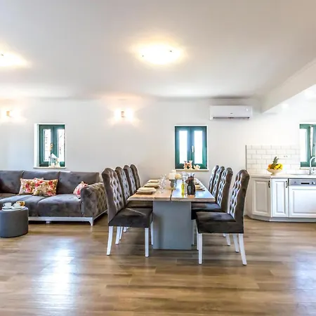 Amazing In With Kitchen Holiday home